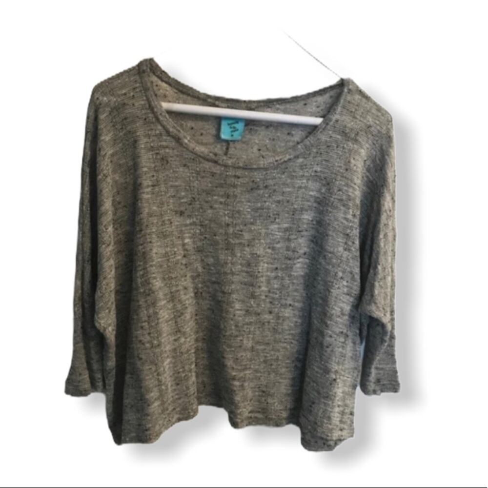 Happening in the present 3/4 gray top Medium